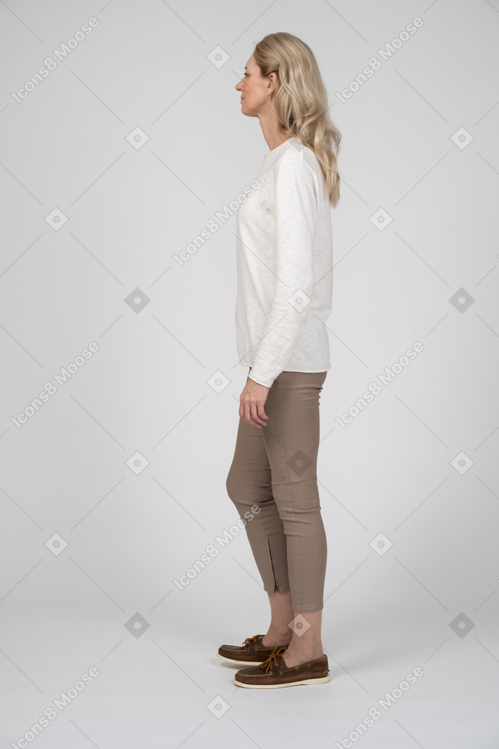 Mujer en ropa casual de pie