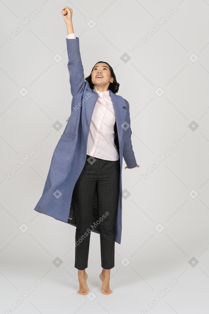 Mujer emocionada de puntillas alcanzando