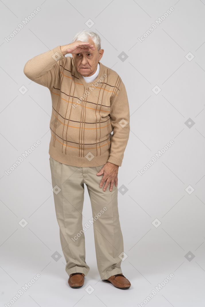 Вид спереди на старика в повседневной одежде, ищущего кого-то