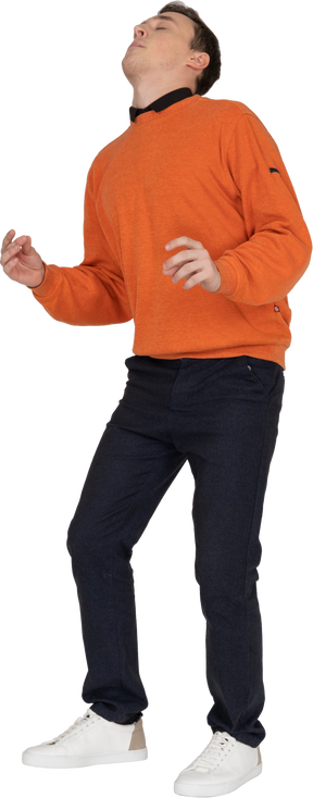Jeune homme en sweat-shirt orange dansant