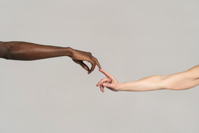 Schwarze hand greift nach der weißen hand