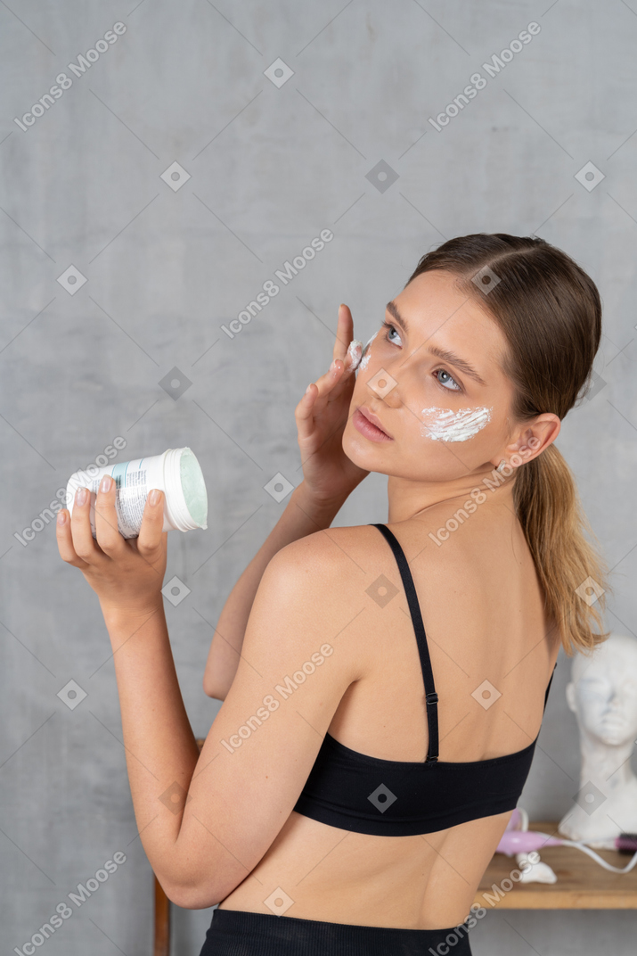 Молодая женщина занимается своим уходом за кожей
