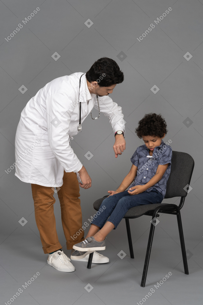 Doctor examinando niño