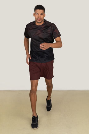 Giovane uomo in abiti sportivi da jogging