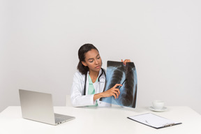 Hermosa doctora con una fotografía de rayos x