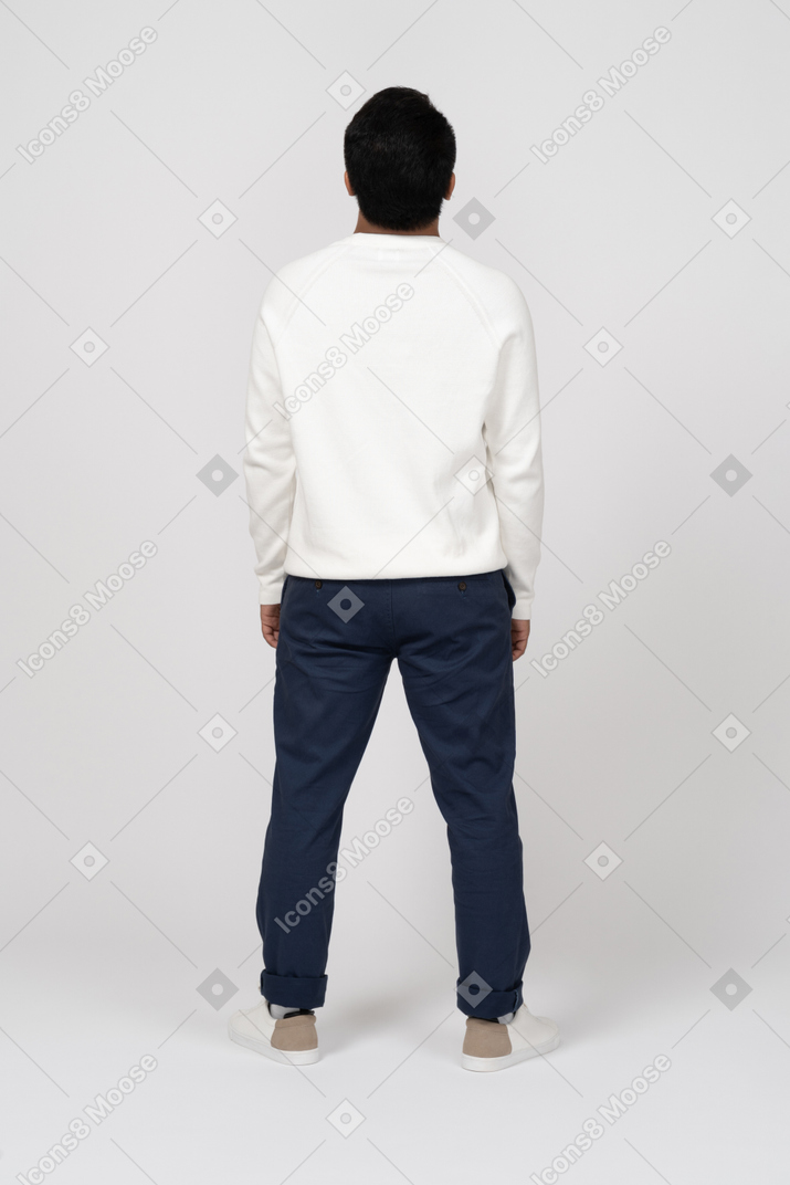 Uomo in un pullover bianco in piedi