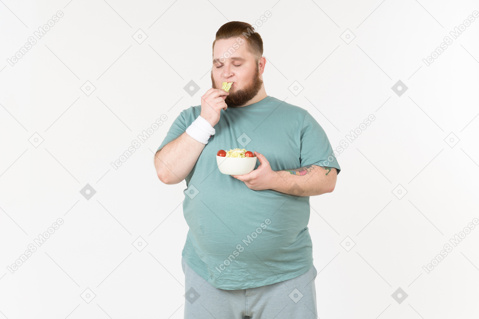 그는 접시에서 고른 샐러드 잎을 먹고 운동복에 큰 사람