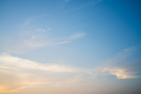 いくつかの雲と美しい青い空