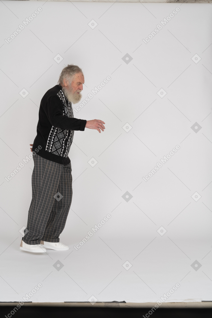 Anciano caminando por la luna