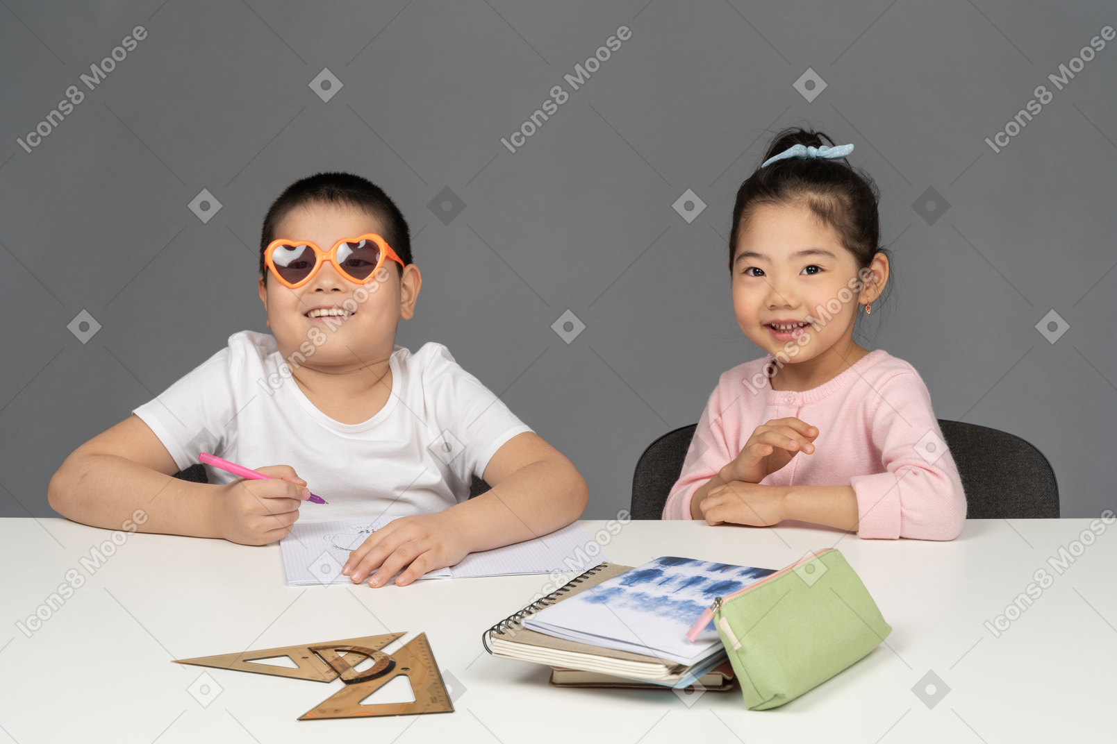Niña y niño sonrientes con gafas de sol