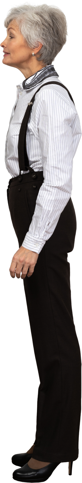 Vista lateral de uma senhora educada vestida com roupas de escritório e sorrindo levemente