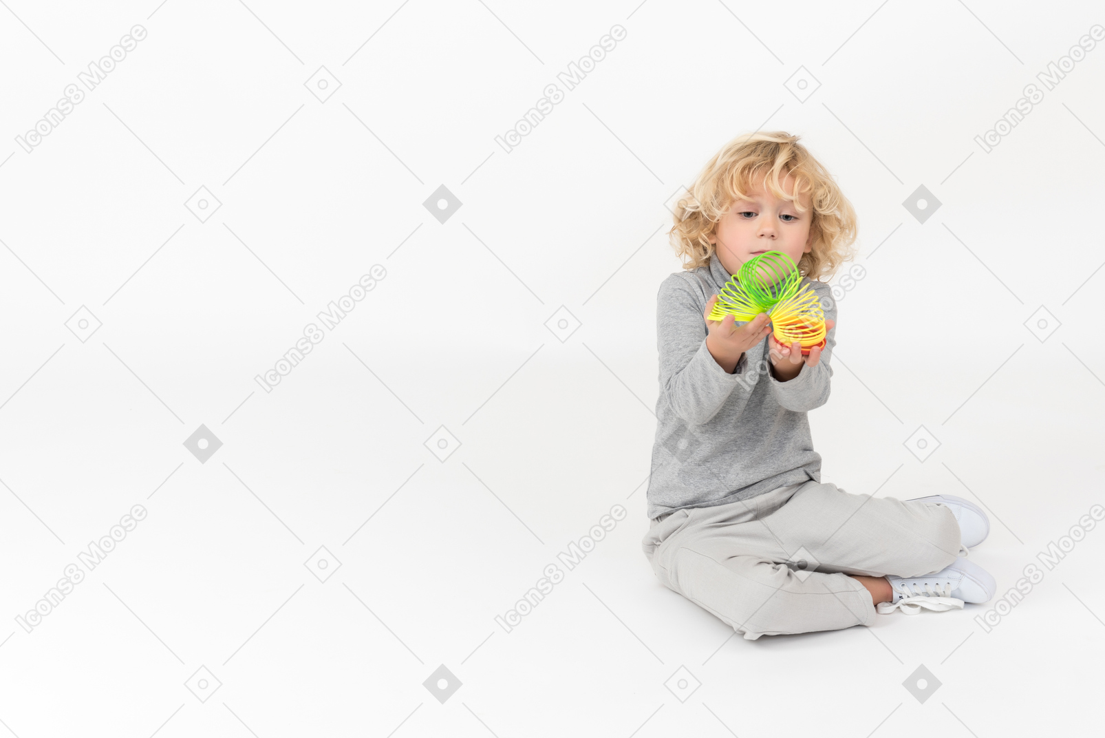 Ragazzo bambino seduto sul pavimento e giocando