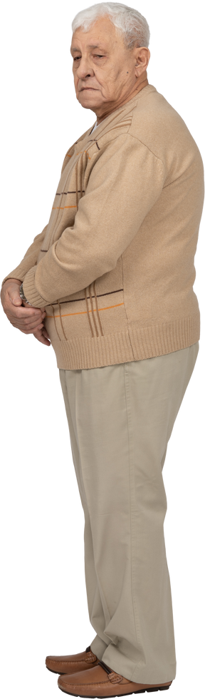 Vista lateral de un anciano con ropa informal parado