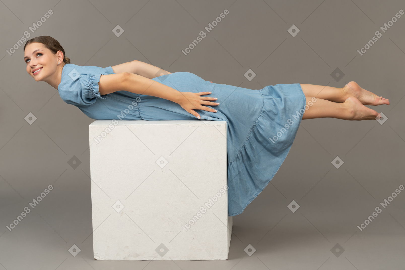 Vista lateral da jovem deitada no cubo
