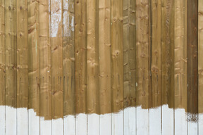 Mur en bois partiellement peint