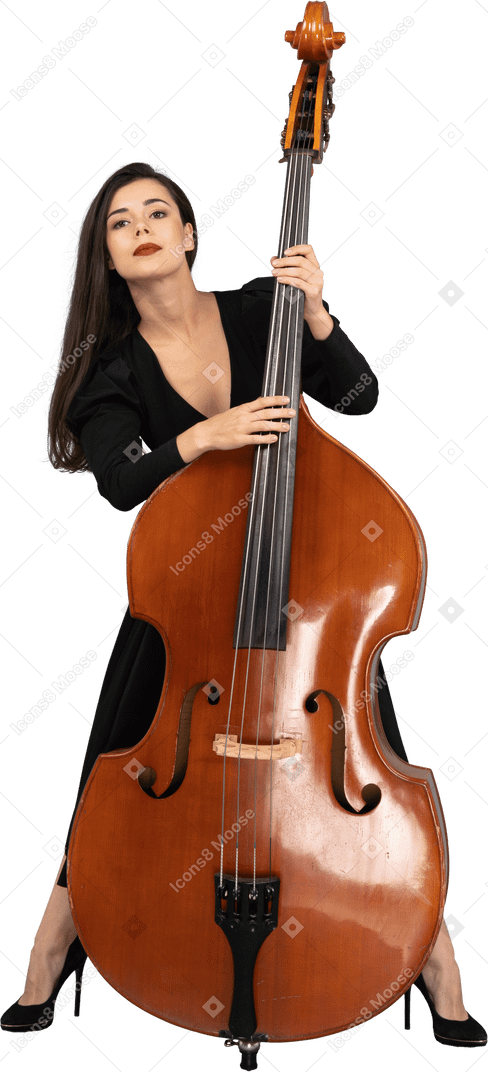 Vorderansicht einer jungen frau im schwarzen kleid, die ihren kontrabass spielt