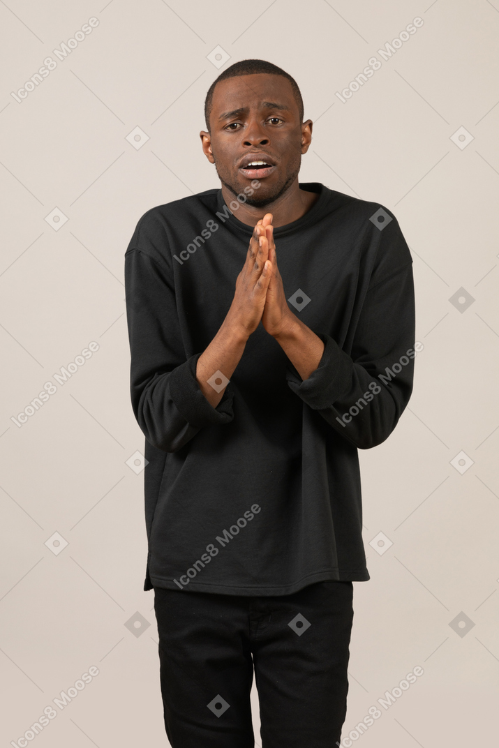 Junger mann betet