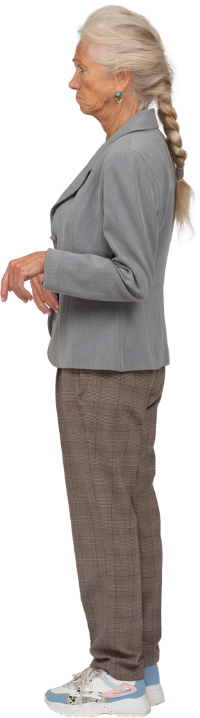 Vista laterale di una donna anziana in giacca grigia