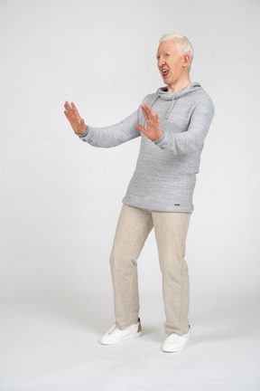 Dreiviertelansicht eines mannes, der steht und seine handflächen zeigt