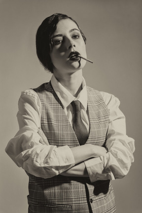 Élégante femme réfléchie avec une cigarette