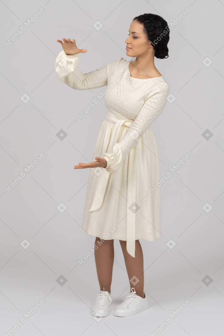 Mujer joven con sus manos para mostrar el tamaño