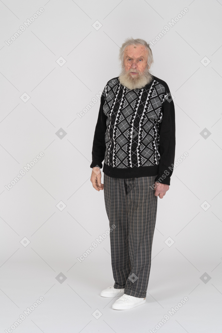 Старший мужчина в повседневной одежде смотрит в камеру