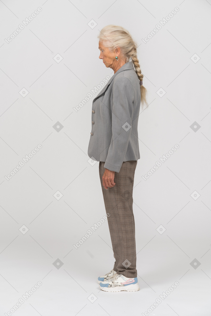 プロフィールに立っている灰色のジャッカーの老婦人