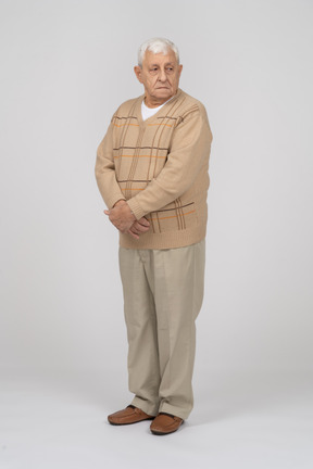 Vista frontal de un anciano con ropa informal mirando a un lado