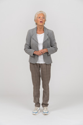 Vista frontal de una anciana en traje diciendo algo