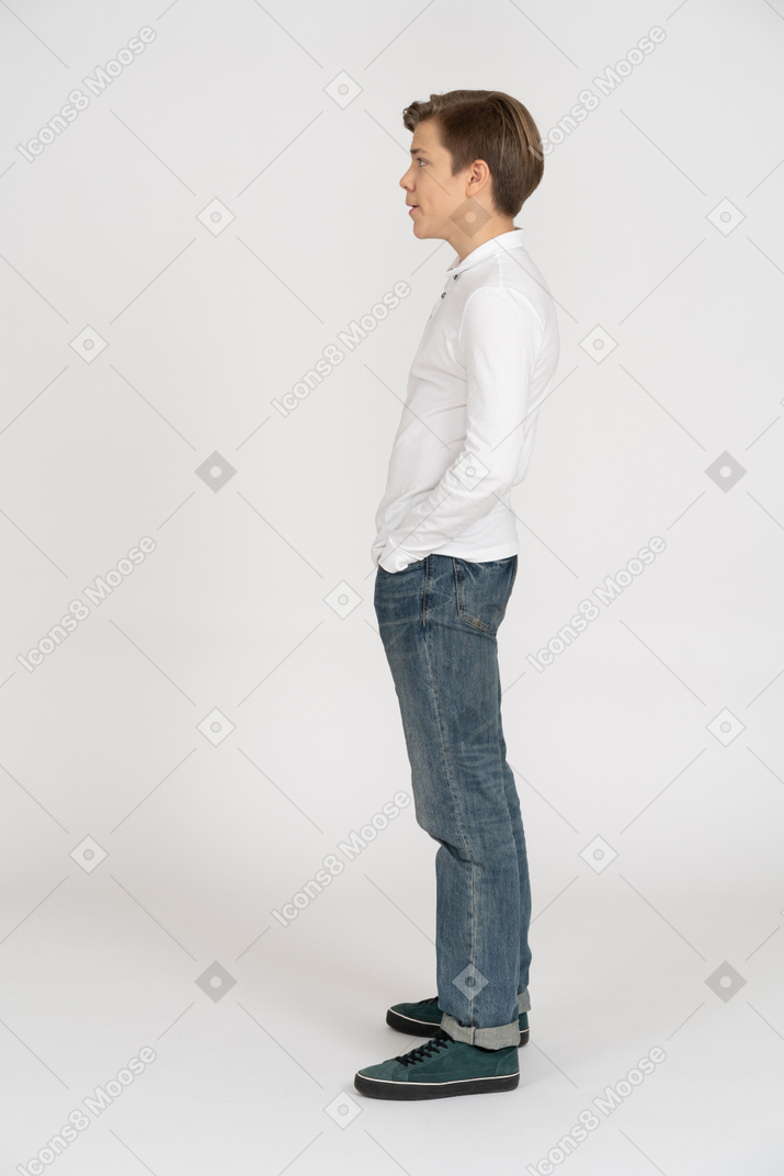 Молодой человек в повседневной одежде стоя