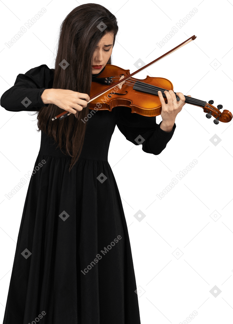 바이올린 연주 검은 드레스에 젊은 감정적 인 아가씨의 근접