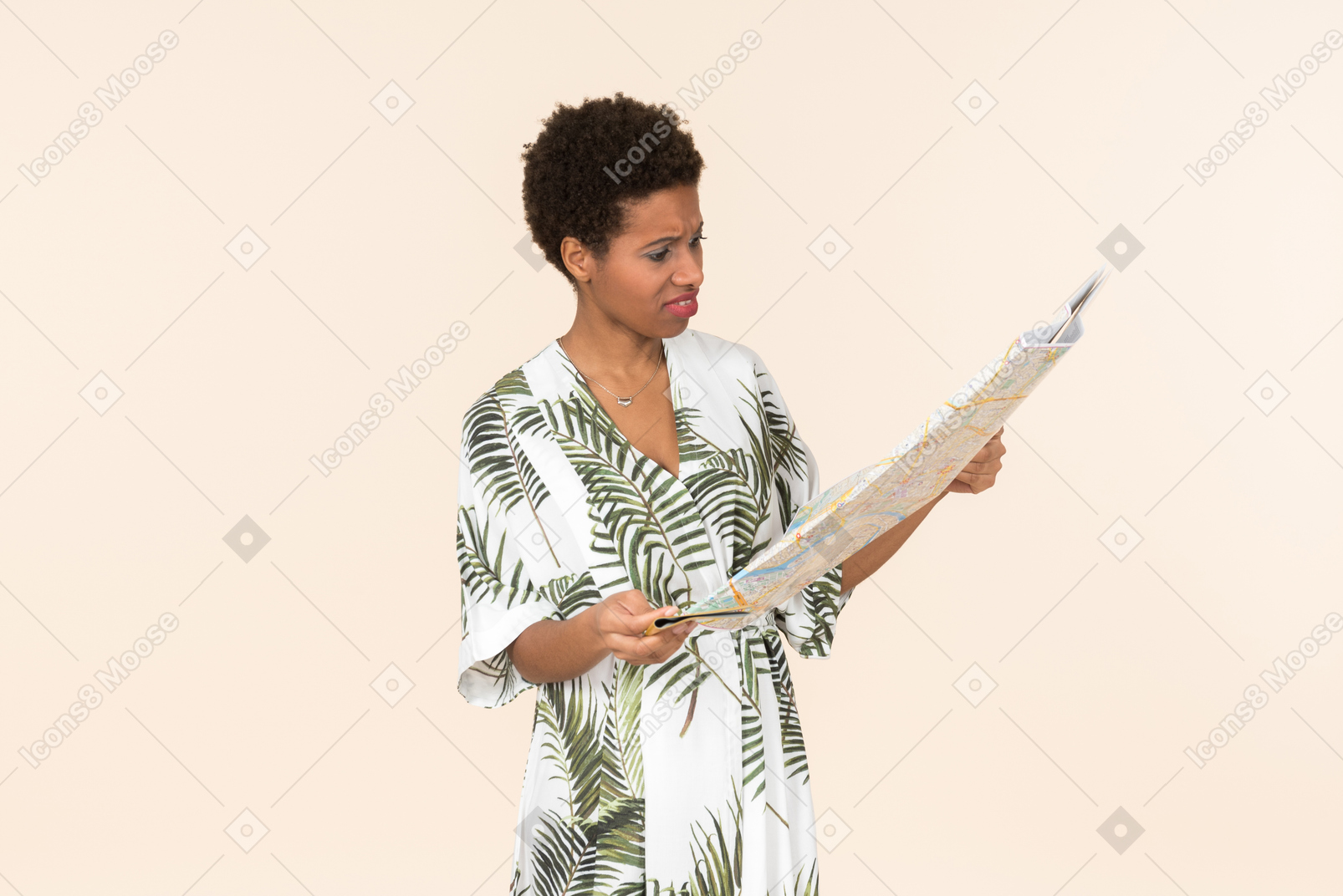 흰색과 녹색 드레스를 입은 검은색 짧은 머리 여성, 손에 지도를 들고 서 있는
