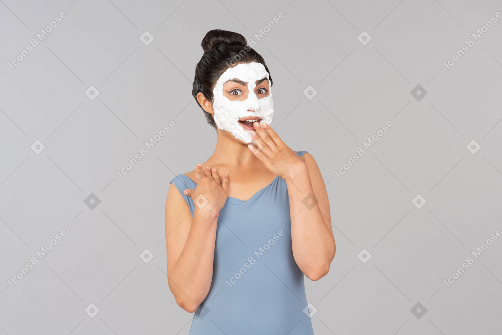 헐떡 거리는 흰색 얼굴 마스크와 놀란 된 여자