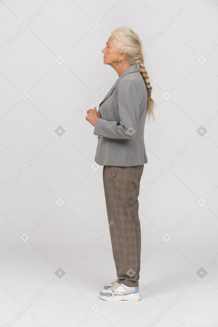 Vecchia donna in abito in posa di profilo