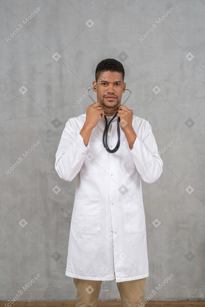 Medico maschio usando uno stetoscopio