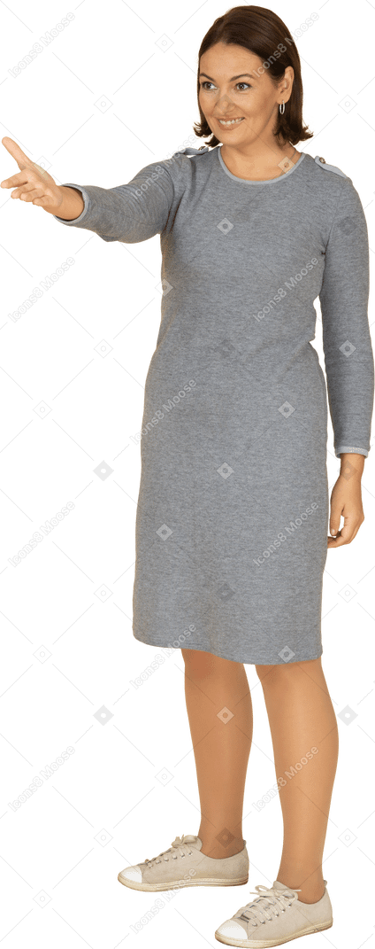 Вид спереди женщины в сером платье жесты