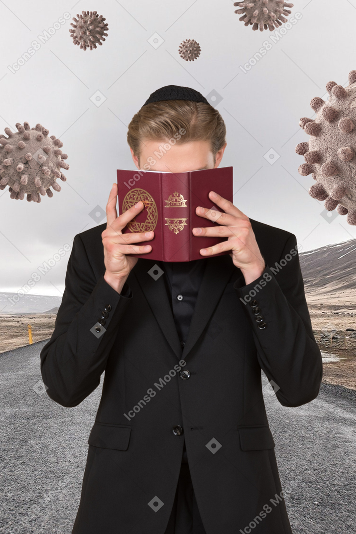 Mann liest einen zauber gegen die viren