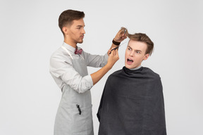 Un joven barbero y su cliente