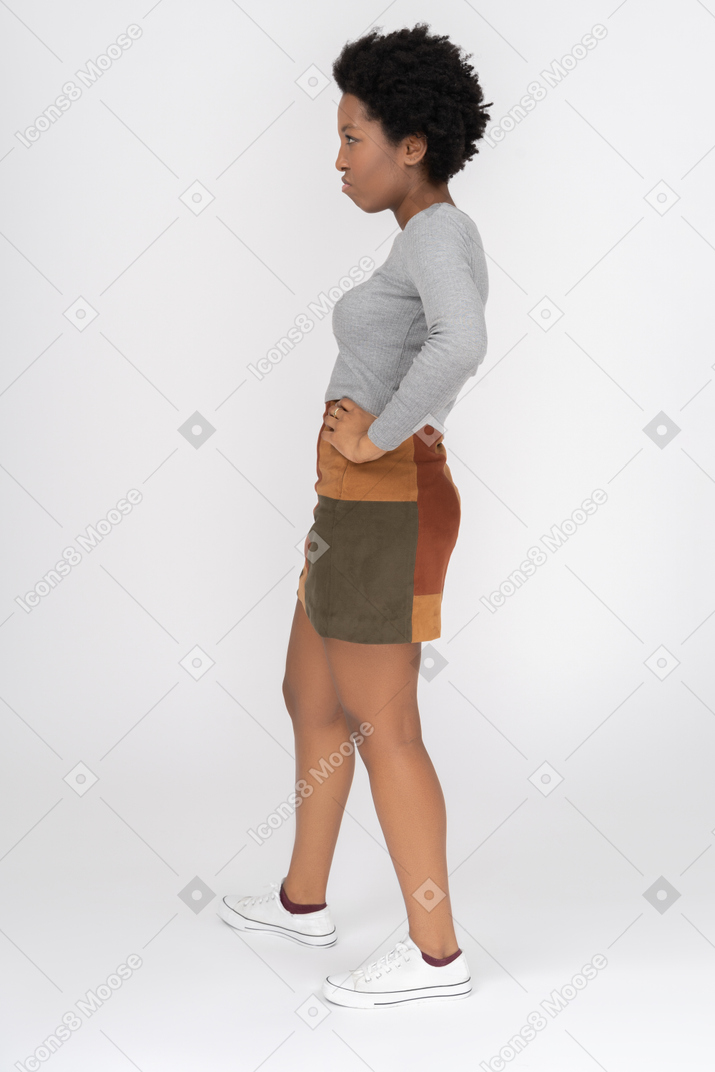 Garota africana confiante posando para o lado