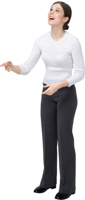 Vista frontal de uma mulher feliz apontando com um dedo