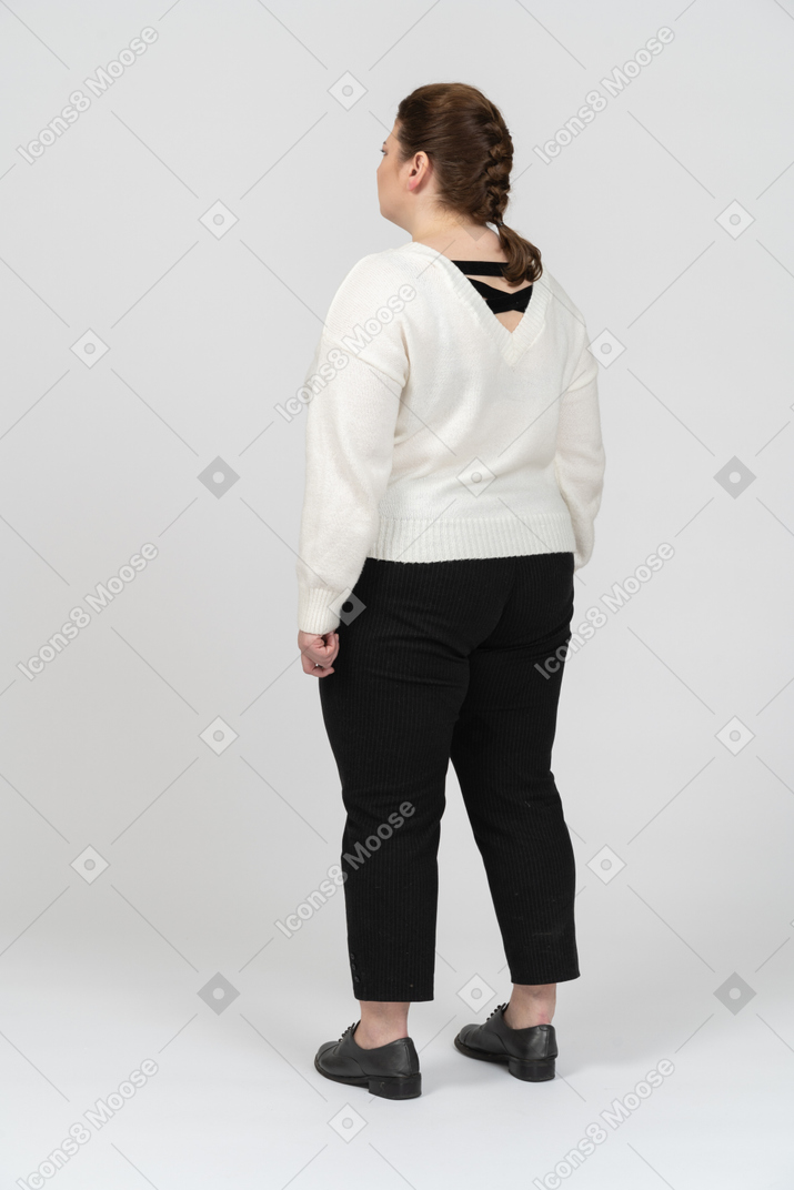 Donna grassoccia in abiti casual in piedi