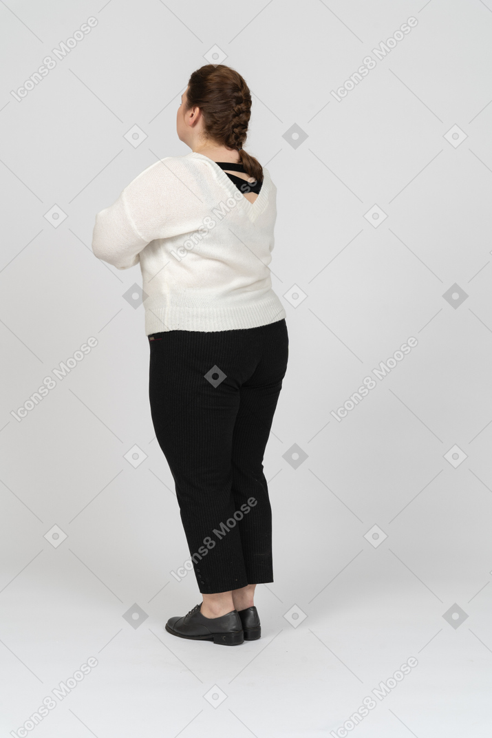 Женщина больших размеров в повседневной одежде, вид сзади
