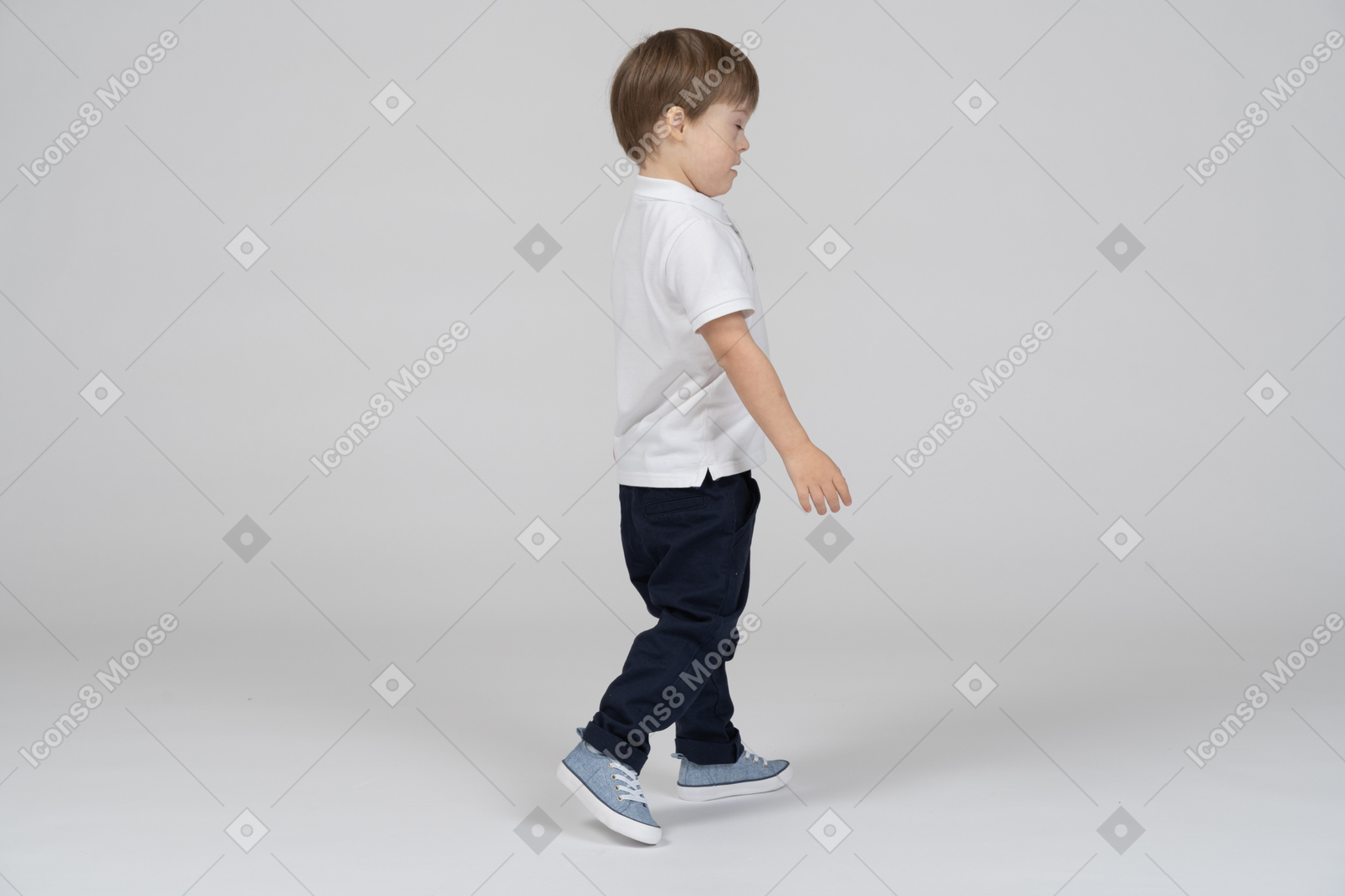Vista lateral de um menino andando com os olhos fechados