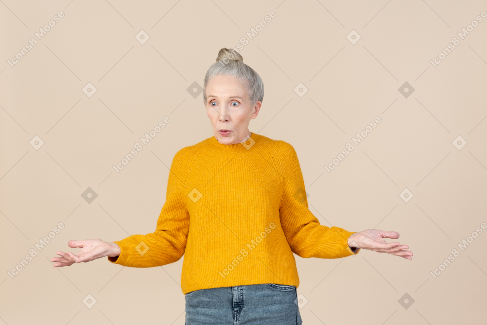Элегантная пожилая женщина смотрит удивленно