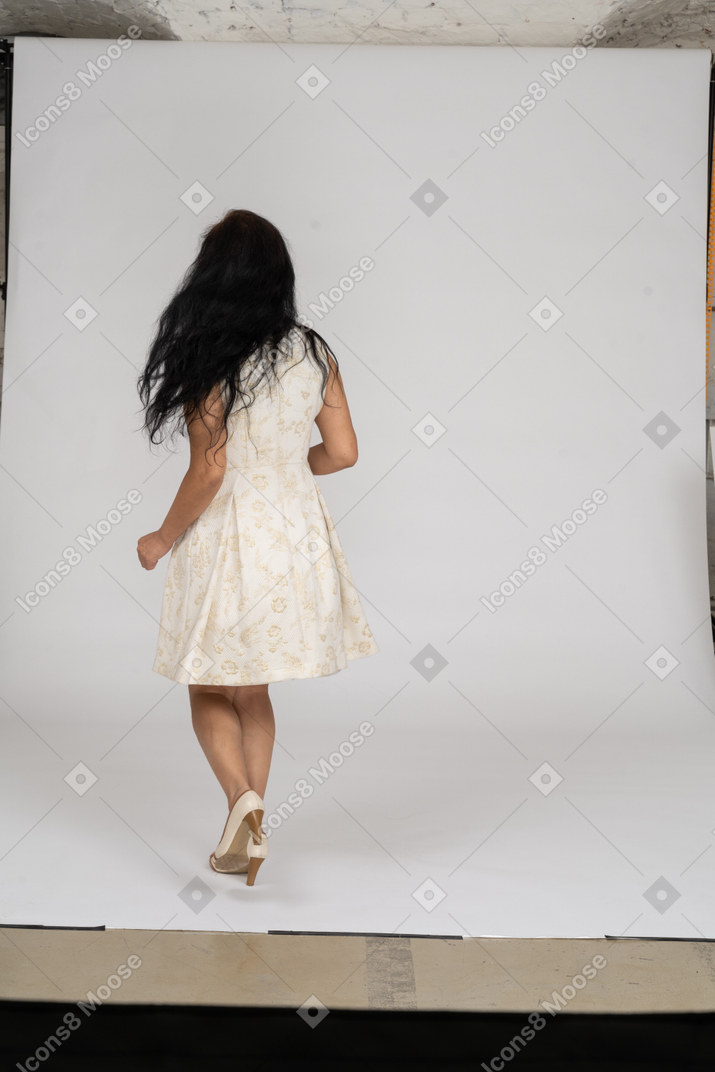白いドレスを着て踊る女性