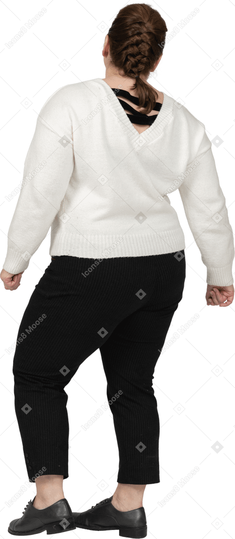 Donna grassoccia in maglione bianco in piedi