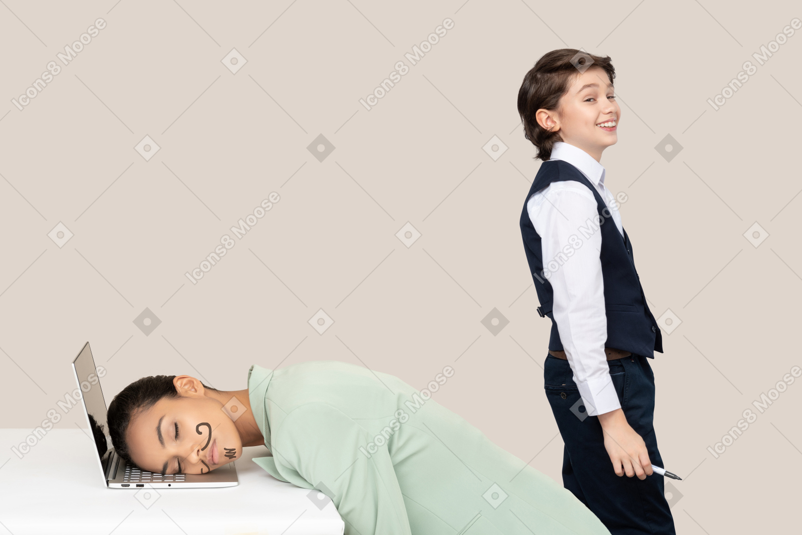 Ungezogener junge, der über seinen lehrer lacht, der mit einem schnurrbart im gesicht schläft
