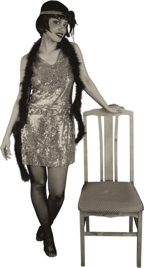 Sorridente falda in posa accanto a una sedia