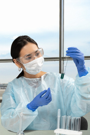 Trabajador de laboratorio con un tubo de ensayo