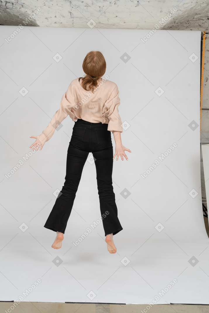 Женщина в красивой блузке прыгает